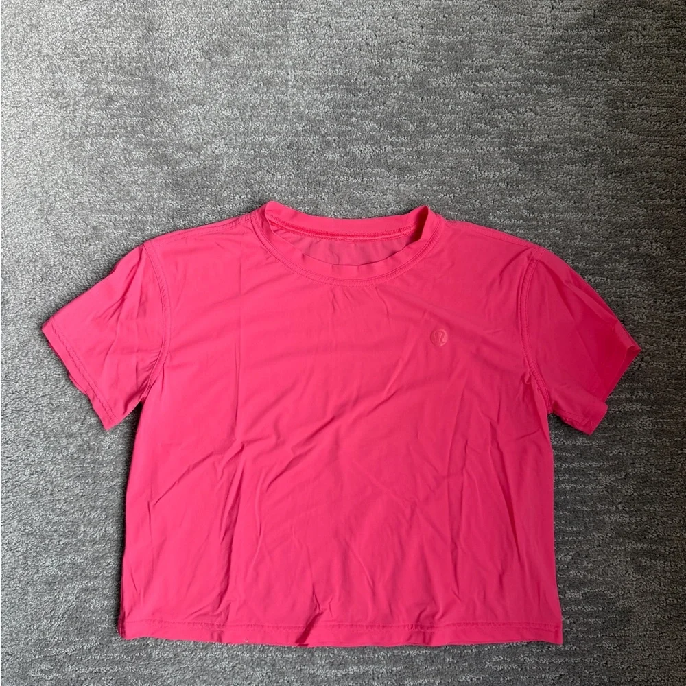 Lululemon - Athletic t shirt - lip gloss - Picture 2 of 2